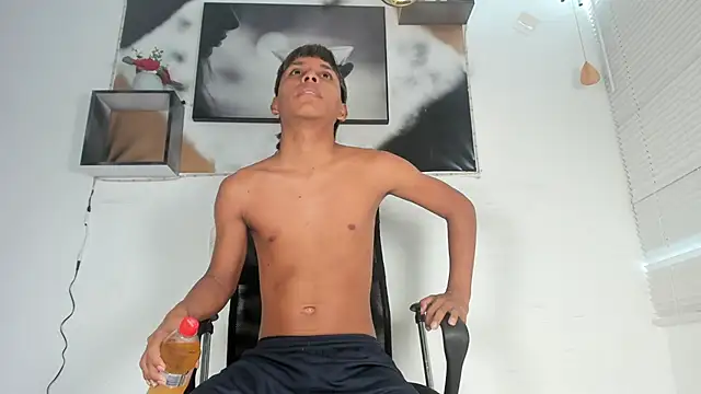 Snapshot of tyler_twink_boy chatting on September 25, 2025, 1:15 pm tyler twink boy online show from September 25, 2025, 1:15 pm