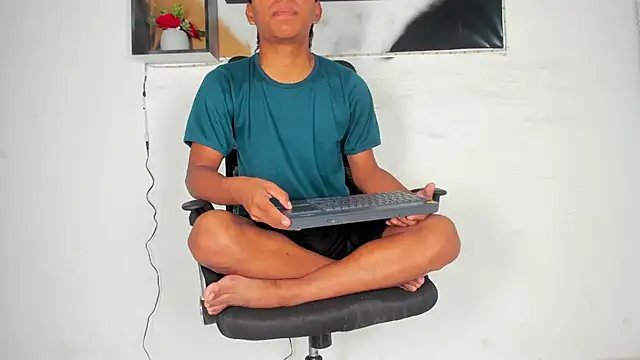 Snapshot of tyler_twink_boy chatting on October 7, 2025, 1:08 pm tyler twink boy online show from October 7, 2025, 1:08 pm
