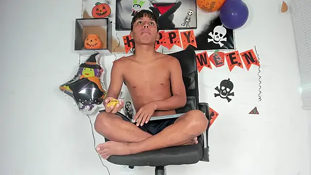 Snapshot of tyler_twink_boy chatting on October 24, 2025, 12:56 pm tyler twink boy online show from October 24, 2025, 12:56 pm