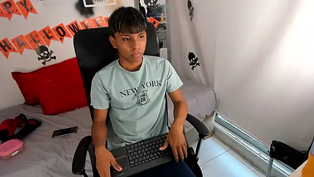 Snapshot of tyler_twink_boy chatting on October 26, 2025, 12:44 pm tyler twink boy online show from October 26, 2025, 12:44 pm