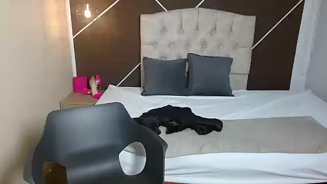 ScarletHott  online show from September 18, 2025, 11:56 am