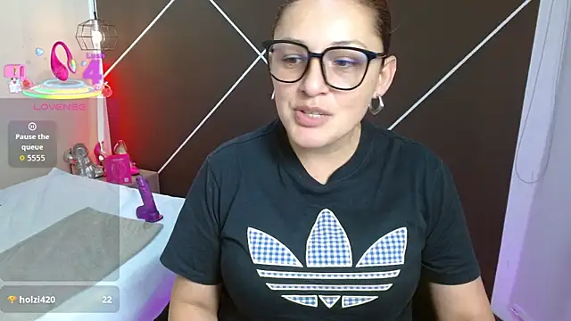 ScarletHott  online show from October 22, 2025, 11:43 am