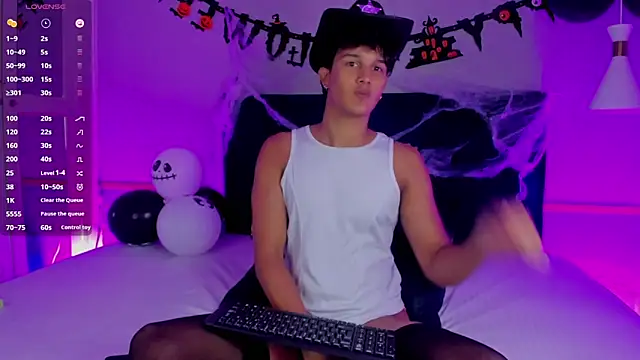 Snapshot of Leo_Savage_ chatting on October 18, 2025, 4:48 am Leo Savage  online show from October 18, 2025, 4:48 am