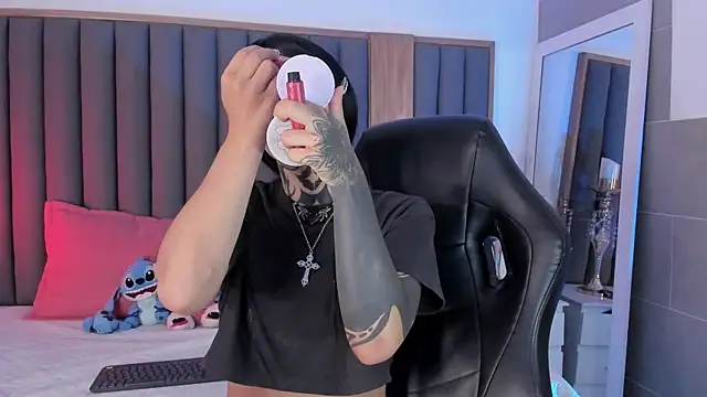 misstomie  online show from November 28, 2025, 3:47 pm