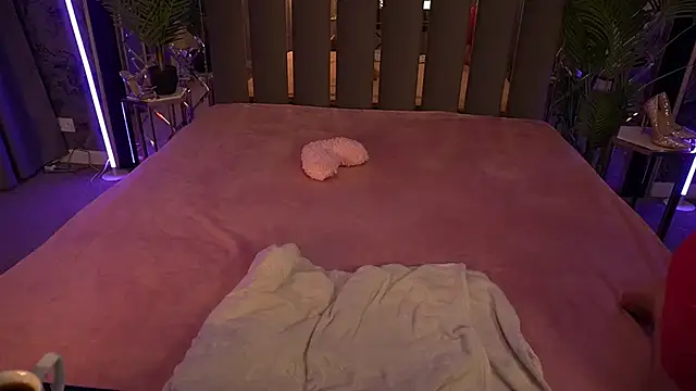 Snapshot of RedDoll_ chatting on October 12, 2025, 7:46 pm RedDoll  online show from October 12, 2025, 7:46 pm