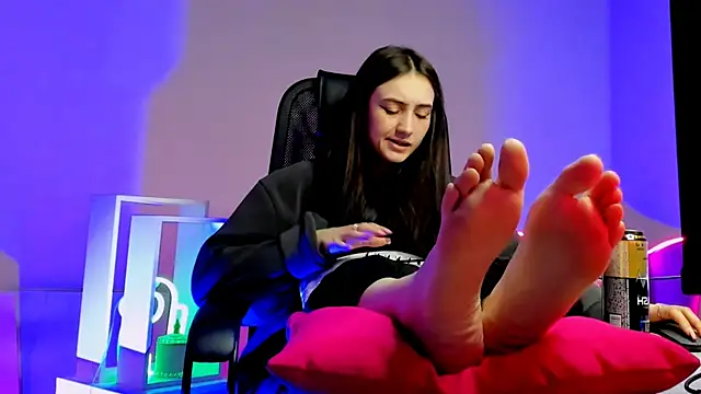 olivianorton online show from November 24, 2025, 3:34 pm