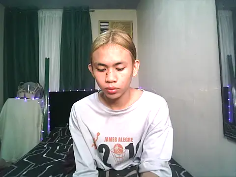 Snapshot of Sweet-shopia chatting on October 24, 2025, 1:40 pm Sweet-shopia online show from October 24, 2025, 1:40 pm