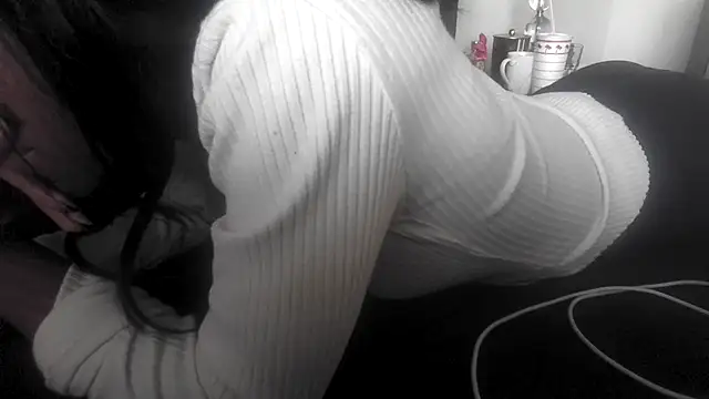 Snapshot of Marlowlovee chatting on October 29, 2025, 12:46 am Marlowlovee online show from October 29, 2025, 12:46 am