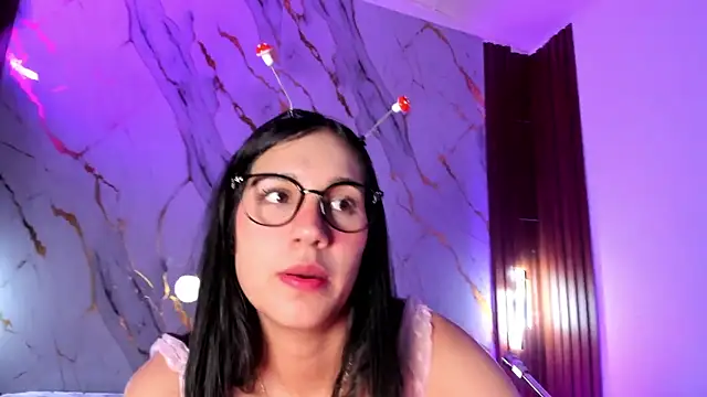 Emmiicute online show from August 3, 2026, 8:23 pm