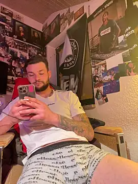 Snapshot of Mexxwell69 chatting on November 1, 2025, 4:42 pm Mexxwell69 online show from November 1, 2025, 4:42 pm