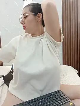Snapshot of CarolinaMejia chatting on July 12, 2026, 12:51 pm CarolinaMejia online show from July 12, 2026, 12:51 pm