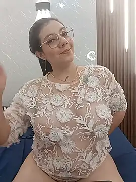 Snapshot of CarolinaMejia chatting on July 23, 2026, 2:04 pm CarolinaMejia online show from July 23, 2026, 2:04 pm