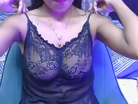 hoty-priya online show from May 5, 2026, 4:42 am