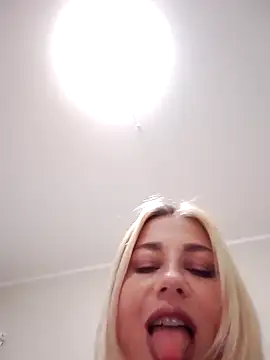 evakisimovareal online show from October 7, 2025, 4:04 pm