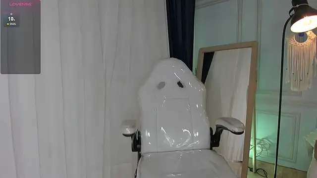 Doll Isa  online show from December 4, 2025, 6:38 pm