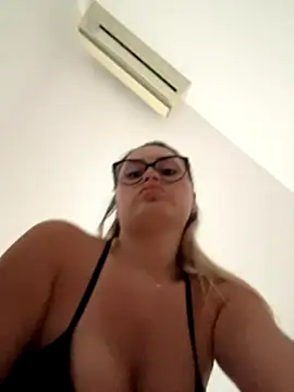 Snapshot of KayaAzur chatting on October 6, 2025, 6:44 am KayaAzur online show from October 6, 2025, 6:44 am