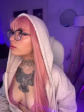 dreamleah  online show from April 26, 2026, 11:57 pm