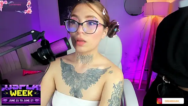 dreamleah  online show from June 12, 2026, 9:46 pm