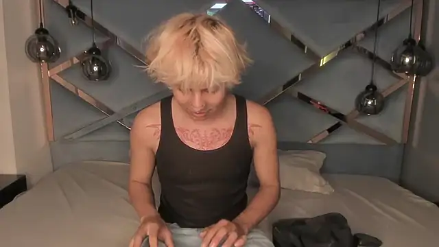 OliIverr22 online show from November 12, 2025, 8:52 pm