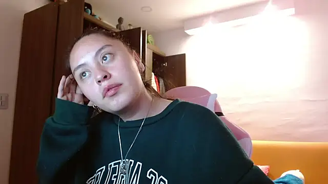 madissooon   online show from November 12, 2025, 4:02 am