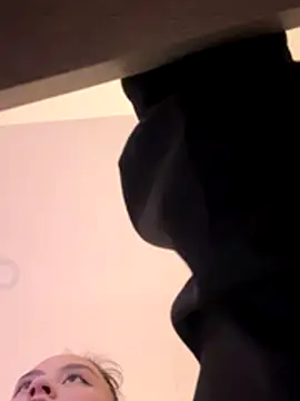 madissooon   online show from November 20, 2025, 4:12 am