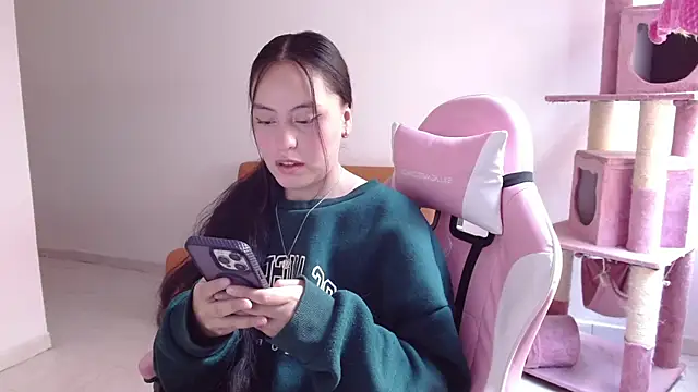 madissooon   online show from December 3, 2025, 8:18 pm