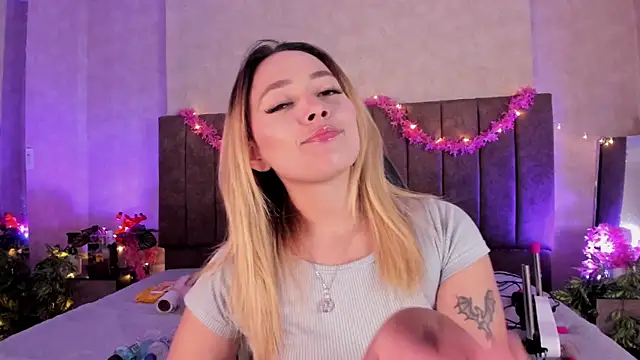 LanaMills  online show from May 25, 2026, 4:51 am