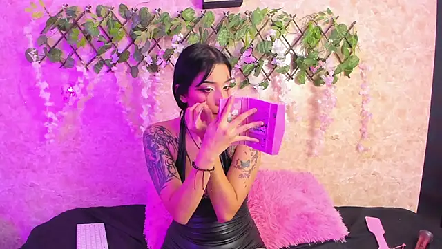 Snapshot of ImEmily444 chatting on October 19, 2025, 1:28 am ImEmily444 online show from October 19, 2025, 1:28 am