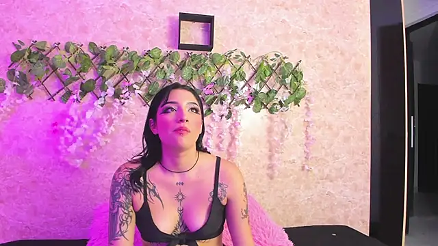 Snapshot of ImEmily444 chatting on October 23, 2025, 2:00 am ImEmily444 online show from October 23, 2025, 2:00 am