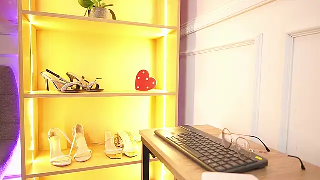 MilaCrave online show from February 14, 2026, 11:40 am