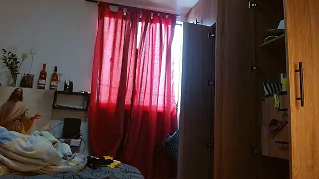 naiaratobon   online show from January 13, 2026, 3:06 pm