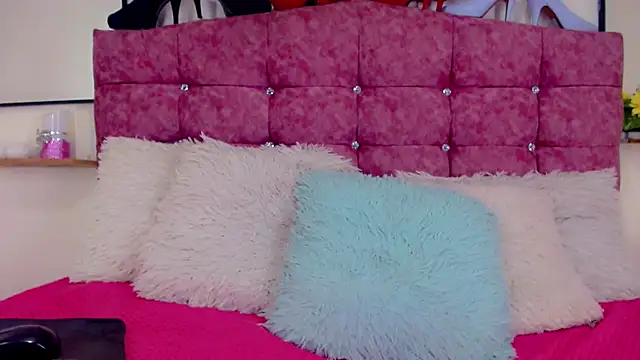 Snapshot of Eemily_- chatting on October 26, 2025, 5:02 am Eemily - online show from October 26, 2025, 5:02 am