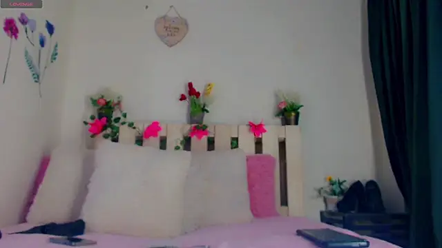 Snapshot of Eemily_- chatting on November 2, 2025, 5:43 am Eemily - online show from November 2, 2025, 5:43 am