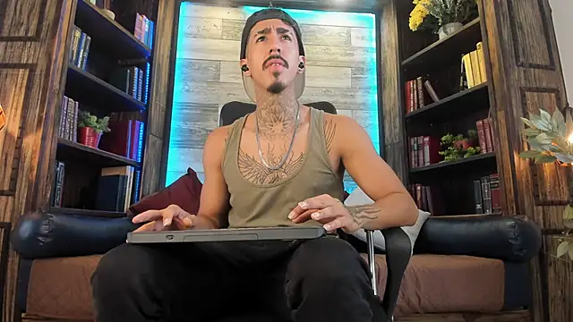 Snapshot of Donovan_Desmond chatting on October 3, 2025, 7:55 pm Donovan Desmond online show from October 3, 2025, 7:55 pm