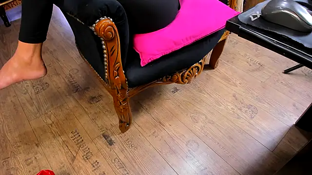 Snapshot of TaylorGrace chatting on October 17, 2025, 4:04 am TaylorGrace online show from October 17, 2025, 4:04 am