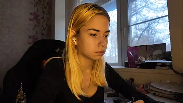 Witching Moon online show from December 1, 2025, 7:35 am