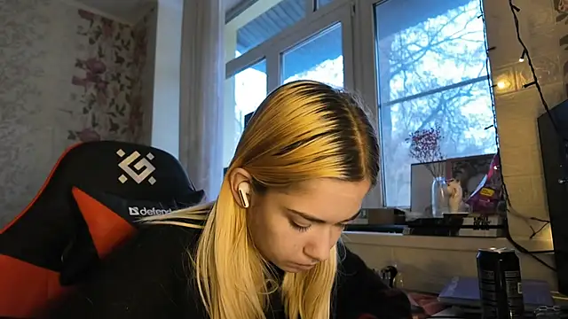 Witching Moon online show from December 17, 2025, 7:14 am