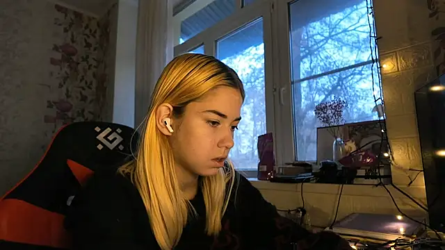 Witching Moon online show from December 18, 2025, 7:47 am