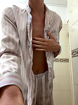 Snapshot of MilaRenee chatting on October 7, 2025, 6:54 am MilaRenee online show from October 7, 2025, 6:54 am