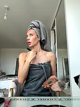 Snapshot of MilaRenee chatting on October 25, 2025, 9:28 am MilaRenee online show from October 25, 2025, 9:28 am