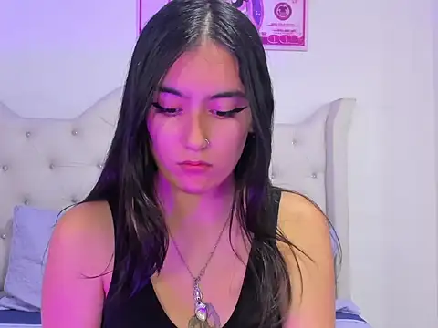 namiiwhite online show from September 18, 2025, 3:14 pm