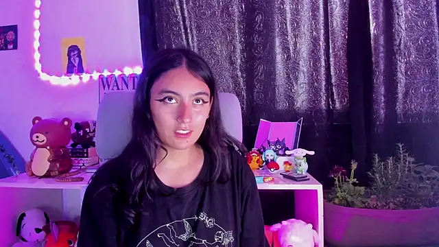 namiiwhite online show from October 4, 2025, 6:06 pm