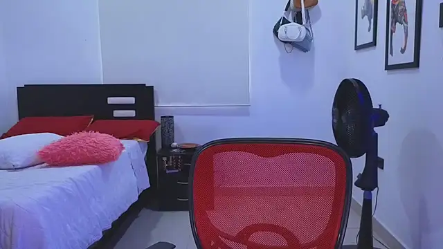 EmilyKisx online show from October 7, 2025, 2:25 pm