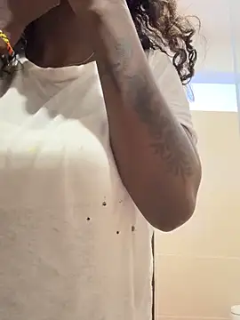 EmilyKisx online show from October 22, 2025, 1:33 pm