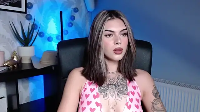 Snapshot of Nova_SIN chatting on October 6, 2025, 10:56 am Nova SIN online show from October 6, 2025, 10:56 am