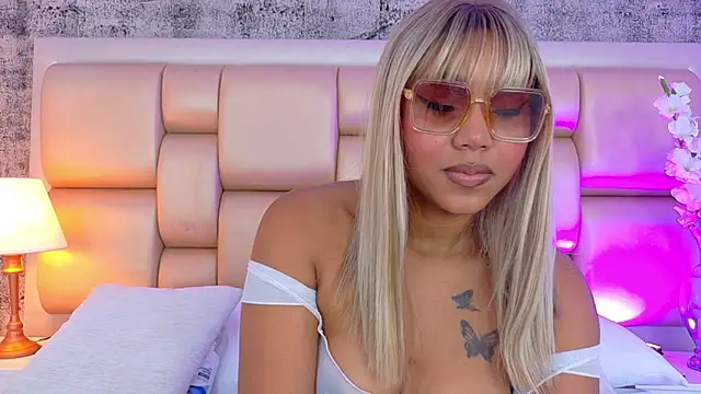 AngelaRoberts online show from May 4, 2026, 9:00 pm