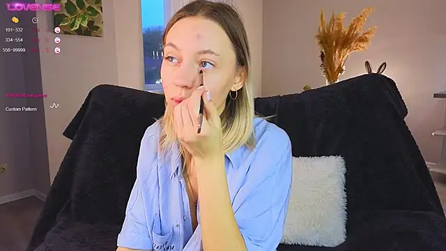 NyxaThorn online show from October 14, 2025, 2:40 pm