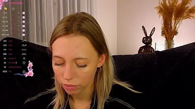 NyxaThorn online show from November 9, 2025, 2:37 pm