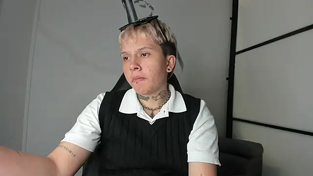 Snapshot of AlanRed_ chatting on October 3, 2025, 4:31 am AlanRed  online show from October 3, 2025, 4:31 am