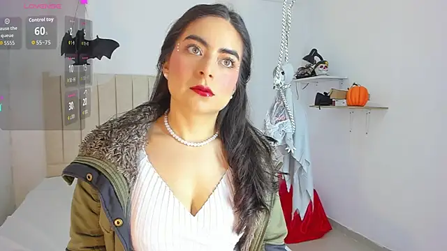 Snapshot of sashaa_petit chatting on October 22, 2025, 11:21 am sashaa petit online show from October 22, 2025, 11:21 am